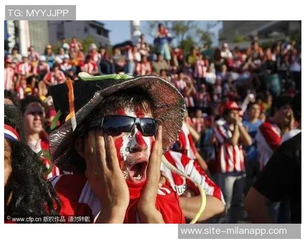 女友现场观战克莱表现失常末节未上场仅得8分失误2次令人失望 女友现场观战克莱表现失常末节未上场仅得8分失误2次令人失望