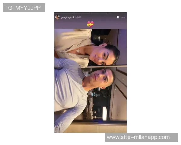 小特朗普与女友合影C罗乔治娜感慨椭圆形办公室的意外邂逅与人生奇遇 小特朗普与女友合影C罗乔治娜感慨椭圆形办公室的意外邂逅与人生奇遇