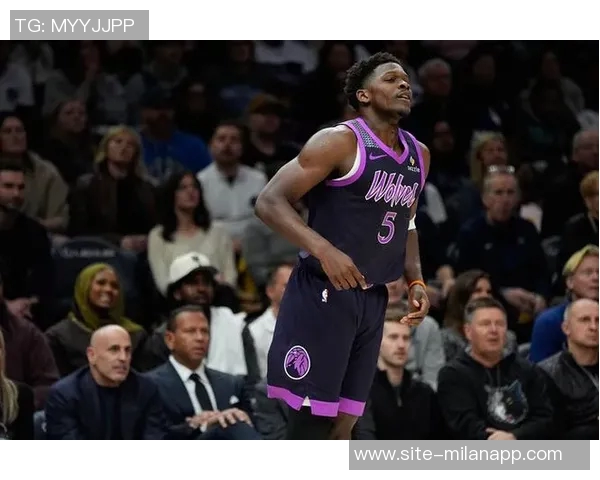 爱德华兹半场表现亮眼10投4中贡献15分3助攻罚球全中助球队争取胜利